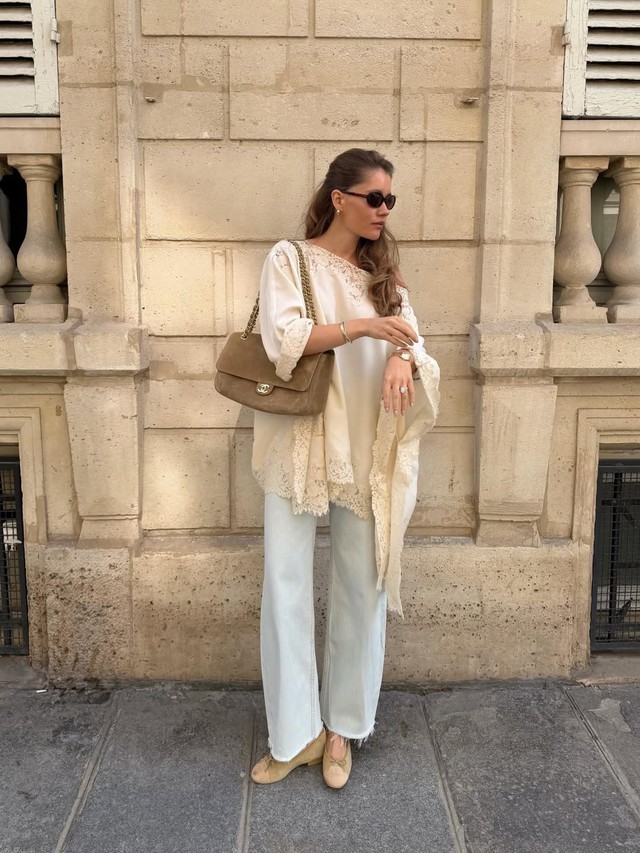 Mặc áo hai dây lụa xuống phố điệu đà, quyến rũ theo cách riêng- Ảnh 6.