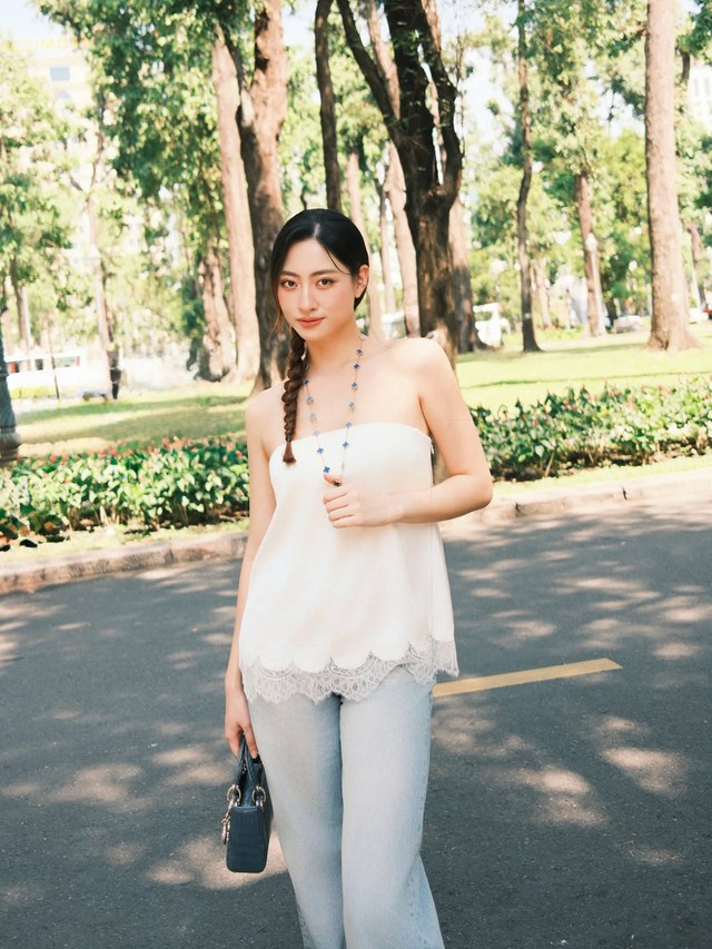 Mặc áo hai dây lụa xuống phố điệu đà, quyến rũ theo cách riêng- Ảnh 3.