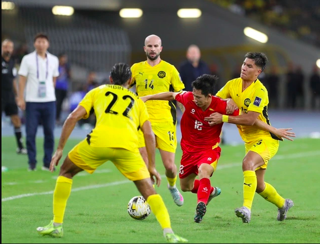 Malaysia c&oacute; thể &lsquo;bổn cũ soạn lại&rsquo;, đội tuyển Việt Nam sẵn s&agrave;ng ngh&ecirc;nh đ&oacute;n - Ảnh 1.