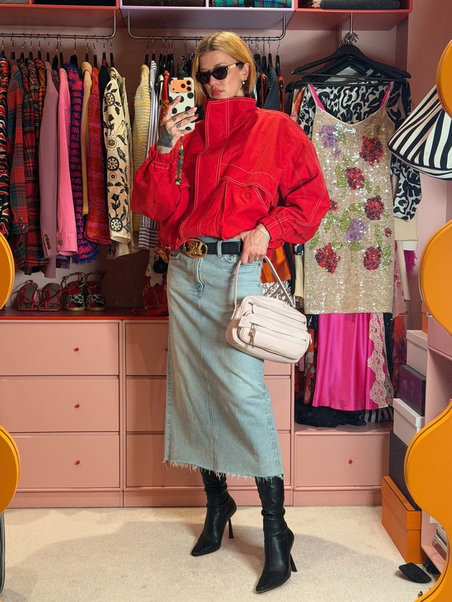 Phong cách năng động từ những chiếc váy denim công sở - Ảnh 8.