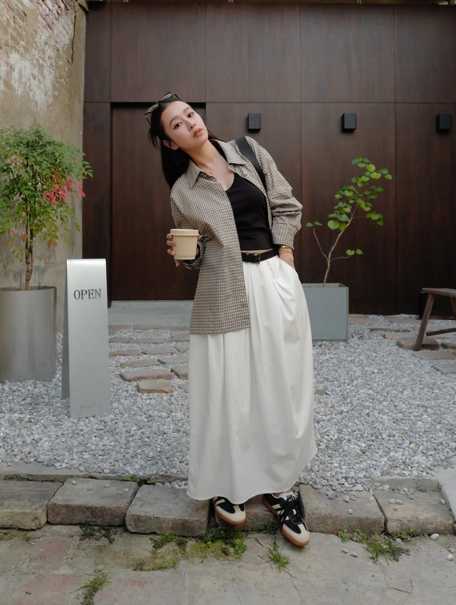 Mát nhẹ ngày nắng qua bản phối váy dài và giày thể thao- Ảnh 3. Mát nhẹ ngày nắng qua bản phối váy dài và giày thể thao- Ảnh 3.