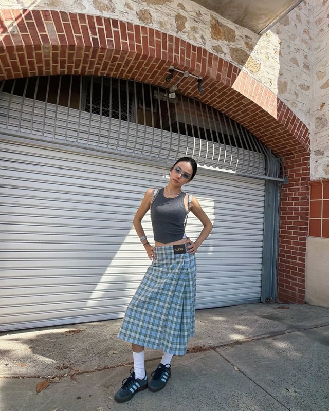 Mát nhẹ ngày nắng qua bản phối váy dài và giày thể thao- Ảnh 7. Mát nhẹ ngày nắng qua bản phối váy dài và giày thể thao- Ảnh 7.