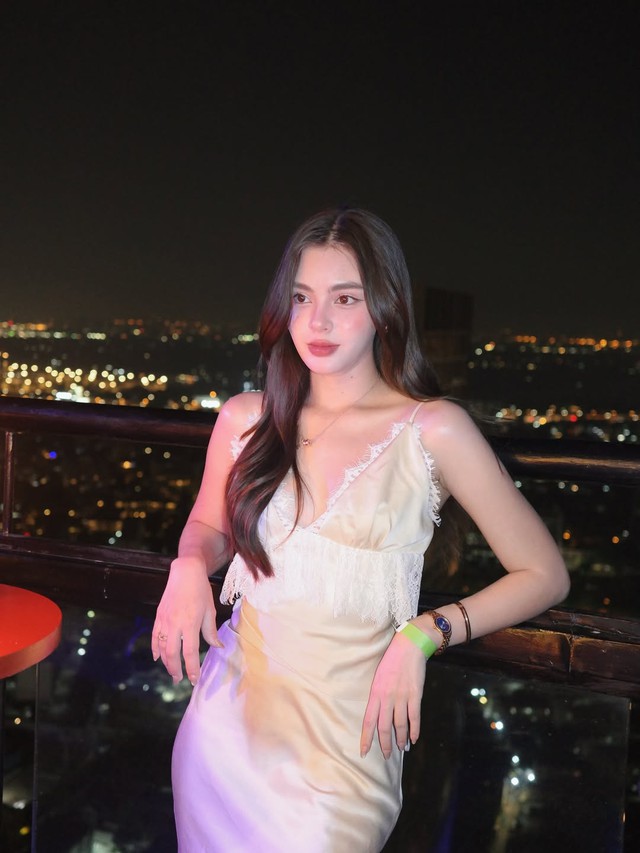 Biến hóa phong cách với đầm hai dây vừa trẻ trung vừa sang- Ảnh 3. Biến hóa phong cách với đầm hai dây vừa trẻ trung vừa sang- Ảnh 3.