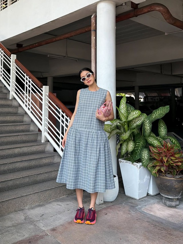 Mát nhẹ ngày nắng qua bản phối váy dài và giày thể thao- Ảnh 8. Mát nhẹ ngày nắng qua bản phối váy dài và giày thể thao- Ảnh 8.