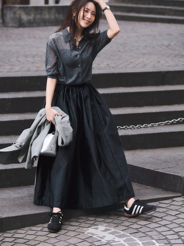 Mát nhẹ ngày nắng qua bản phối váy dài và giày thể thao- Ảnh 1. Mát nhẹ ngày nắng qua bản phối váy dài và giày thể thao- Ảnh 1.