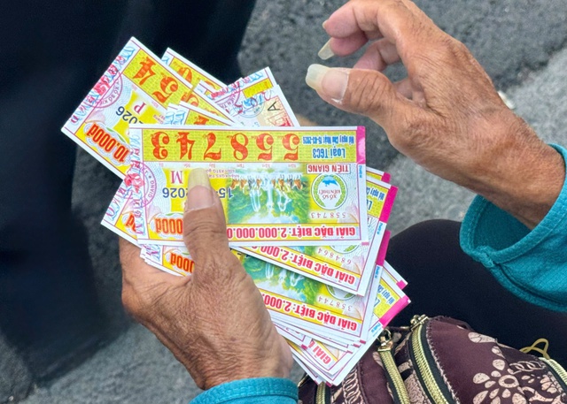 Vòng xoáy vé số 'mua đứt bán đoạn': Phận đời '3 không' giữa doanh thu 155.500 tỉ- Ảnh 1. Vòng xoáy vé số 'mua đứt bán đoạn': Phận đời '3 không' giữa doanh thu 155.500 tỉ- Ảnh 1.