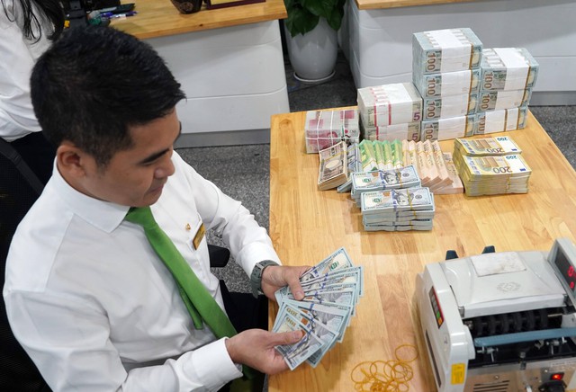 Tỷ giá, lãi suất đều 'căng'- Ảnh 1. Tỷ giá, lãi suất đều 'căng'- Ảnh 1.