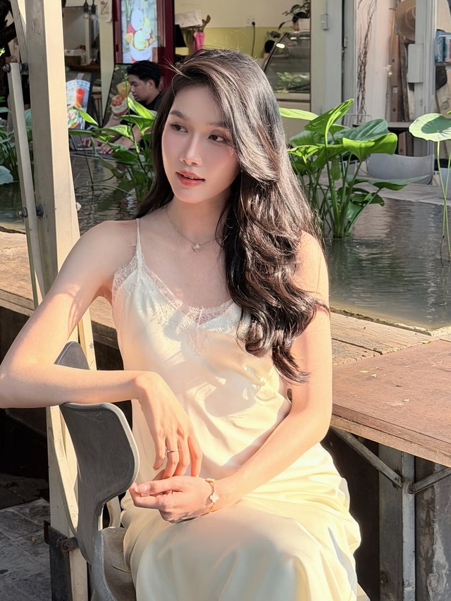 Biến hóa phong cách với đầm hai dây vừa trẻ trung vừa sang- Ảnh 6. Biến hóa phong cách với đầm hai dây vừa trẻ trung vừa sang- Ảnh 6.