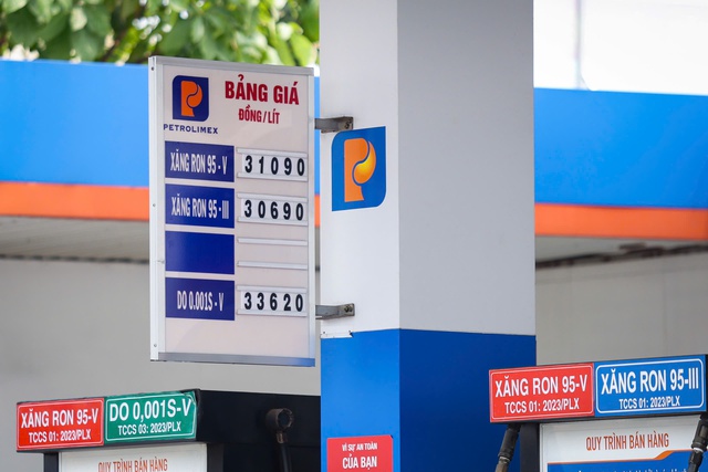 Chỉ được điều chỉnh khi giá xăng dầu tăng từ 15% trở lên- Ảnh 1. Chỉ được điều chỉnh khi giá xăng dầu tăng từ 15% trở lên- Ảnh 1.