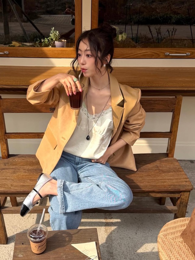 Mặc áo hai dây lụa xuống phố điệu đà, quyến rũ theo cách riêng- Ảnh 4.