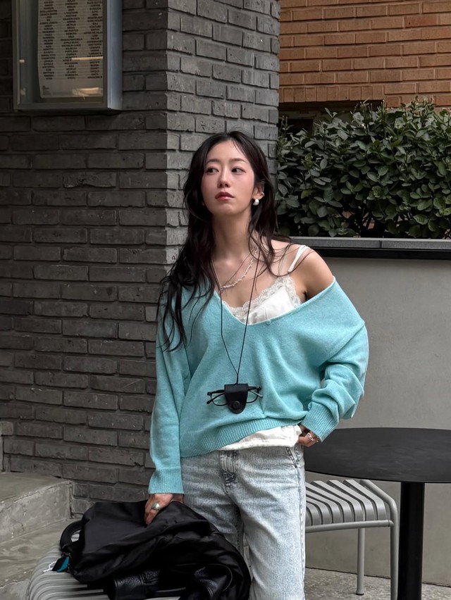 Mặc áo hai dây lụa xuống phố điệu đà, quyến rũ theo cách riêng- Ảnh 1.