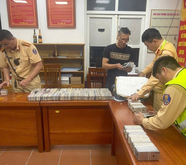 Quảng Ninh tịch thu hơn 1.000 iPhone cũ- Ảnh 1. Quảng Ninh tịch thu hơn 1.000 iPhone cũ- Ảnh 1.