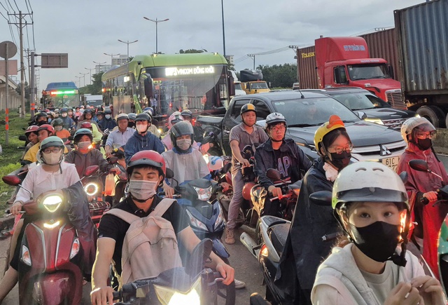 Gi&aacute; xăng tăng, vượt 30.000 đồng/l&iacute;t, người trẻ ở xa c&ocirc;ng ty&hellip; thở d&agrave;i - Ảnh 1.