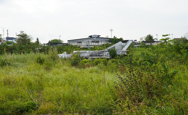 Cận cảnh m&aacute;y bay MiG-21 bị 'bỏ qu&ecirc;n' nhiều năm giữa khu d&acirc;n cư C&agrave; Mau- Ảnh 1.