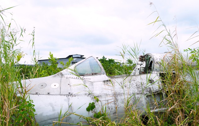 Cận cảnh m&aacute;y bay MiG-21 bị 'bỏ qu&ecirc;n' nhiều năm giữa khu d&acirc;n cư C&agrave; Mau- Ảnh 2.
