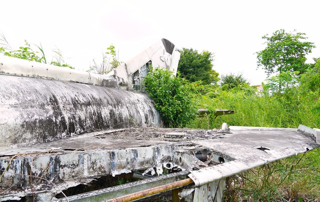 Cận cảnh m&aacute;y bay MiG-21 bị 'bỏ qu&ecirc;n' nhiều năm giữa khu d&acirc;n cư C&agrave; Mau- Ảnh 3.