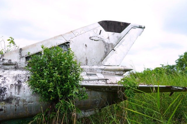 Cận cảnh m&aacute;y bay MiG-21 bị 'bỏ qu&ecirc;n' nhiều năm giữa khu d&acirc;n cư C&agrave; Mau- Ảnh 4.