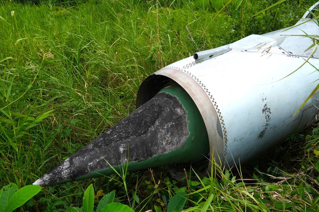 Cận cảnh m&aacute;y bay MiG-21 bị 'bỏ qu&ecirc;n' nhiều năm giữa khu d&acirc;n cư C&agrave; Mau- Ảnh 6.