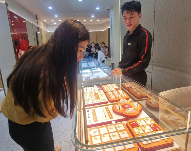 Gi&aacute; v&agrave;ng giảm mạnh 19 triệu đồng , c&oacute; n&ecirc;n mua v&agrave;ng trong năm 2026? - Ảnh 2.