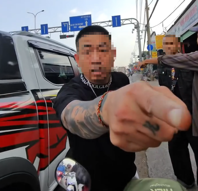 Nh&oacute;m người đi &ocirc; t&ocirc; c&oacute; dấu hiệu h&agrave;nh hung người đi xe m&aacute;y g&acirc;y phẫn nộ- Ảnh 1.