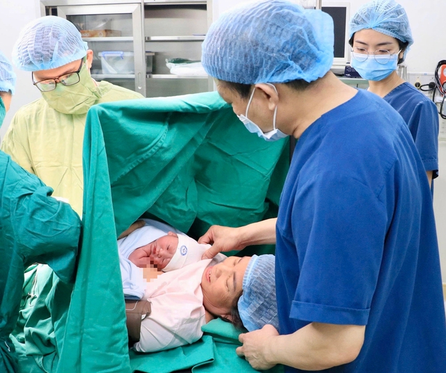 Sản phụ 60 tuổi sinh con gái 2,8 kg - Ảnh 1.