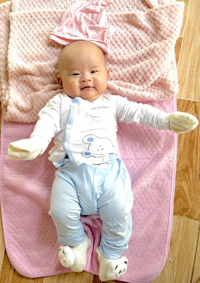 Tìm thân nhân bé gái 2 tháng tuổi bị bỏ rơi trước chùa Minh Giác- Ảnh 1. Tìm thân nhân bé gái 2 tháng tuổi bị bỏ rơi trước chùa Minh Giác- Ảnh 1.