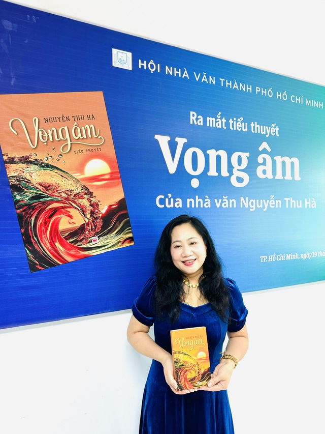 Nhà văn Nguyễn Thu Hà ra mắt tiểu thuyết về lực lượng an ninh T4- Ảnh 1. Nhà văn Nguyễn Thu Hà ra mắt tiểu thuyết về lực lượng an ninh T4- Ảnh 1.