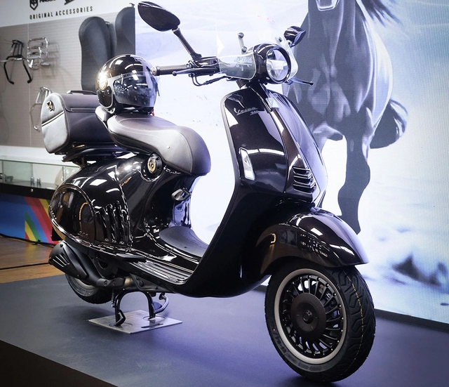 Vespa 946 Horse vừa về Việt Nam đã 'khan hàng', giá hơn nửa tỉ đồng - Ảnh 1.