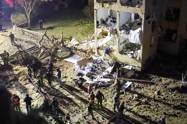 T&ecirc;n lửa Iran tấn c&ocirc;ng cơ sở hạt nh&acirc;n, hệ thống ph&ograve;ng kh&ocirc;ng Israel kh&ocirc;ng ngăn được - Ảnh 1.