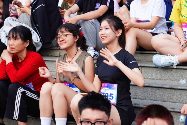 H&agrave;ng ng&agrave;n người trẻ dậy sớm tham gia chạy bộ- Ảnh 2.