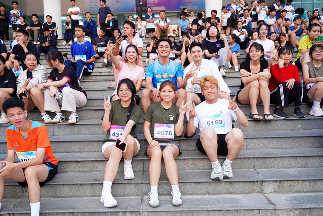 H&agrave;ng ng&agrave;n người trẻ dậy sớm tham gia chạy bộ- Ảnh 3.