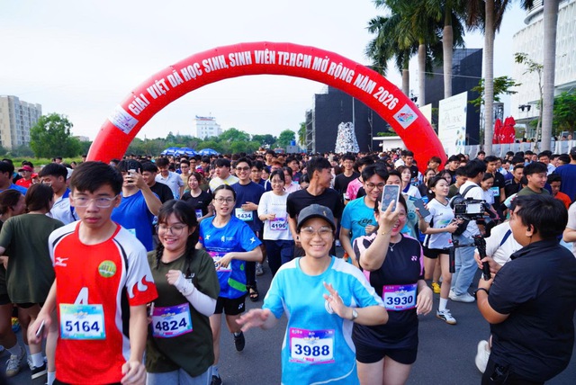 H&agrave;ng ng&agrave;n người trẻ dậy sớm tham gia chạy bộ- Ảnh 1.