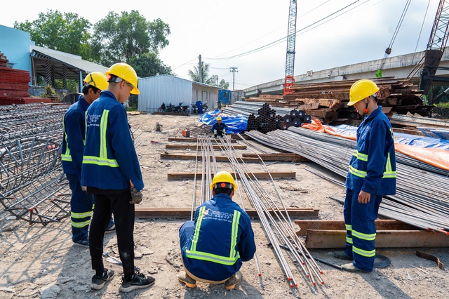 Dự án mở rộng cao tốc TP.HCM đi miền Tây chịu áp lực vì thiếu vật liệu - Ảnh 1.