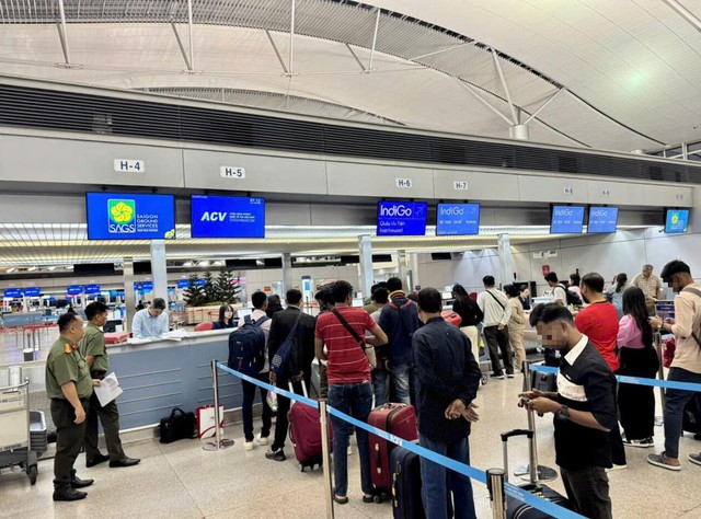 Công an tỉnh Đồng Nai trục xuất 36 người Bangladesh cư trú bất hợp pháp- Ảnh 2. Công an tỉnh Đồng Nai trục xuất 36 người Bangladesh cư trú bất hợp pháp- Ảnh 2.