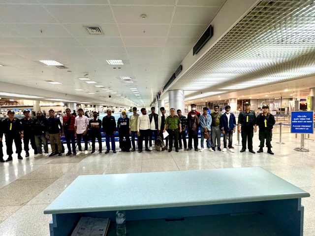Công an tỉnh Đồng Nai trục xuất 36 người Bangladesh cư trú bất hợp pháp- Ảnh 1. Công an tỉnh Đồng Nai trục xuất 36 người Bangladesh cư trú bất hợp pháp- Ảnh 1.