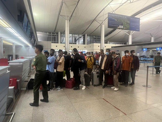 Công an tỉnh Đồng Nai trục xuất 36 người Bangladesh cư trú bất hợp pháp- Ảnh 3. Công an tỉnh Đồng Nai trục xuất 36 người Bangladesh cư trú bất hợp pháp- Ảnh 3.