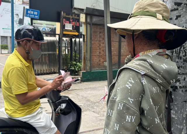 Vòng xoáy vé số 'mua đứt bán đoạn': Phận đời '3 không' giữa doanh thu 155.500 tỉ- Ảnh 3. Vòng xoáy vé số 'mua đứt bán đoạn': Phận đời '3 không' giữa doanh thu 155.500 tỉ- Ảnh 3.