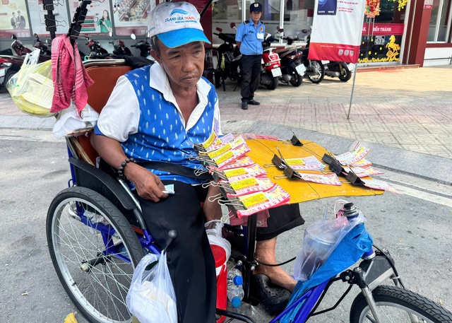 Vòng xoáy vé số 'mua đứt bán đoạn': Đi bộ gần 30 km bán 200 tờ vé- Ảnh 3. Vòng xoáy vé số 'mua đứt bán đoạn': Đi bộ gần 30 km bán 200 tờ vé- Ảnh 3.