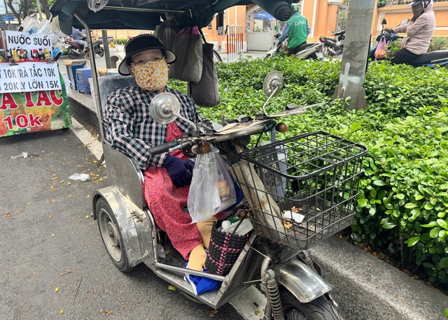 Vòng xoáy vé số 'mua đứt bán đoạn': Nghiệt ngã phận đời khiếm khuyết- Ảnh 3. Vòng xoáy vé số 'mua đứt bán đoạn': Nghiệt ngã phận đời khiếm khuyết- Ảnh 3.