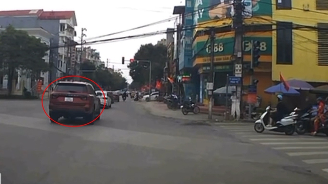 Tài xế ô tô 'lỡ chân ga' vượt đèn đỏ, bị xử phạt gần 20 triệu đồng - Ảnh 1.