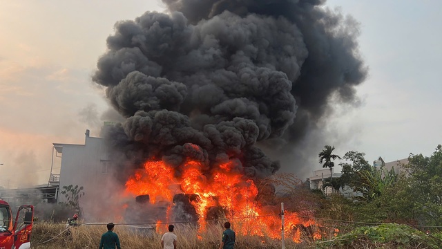 Ch&aacute;y b&atilde;i phế liệu ni l&ocirc;ng, cột kh&oacute;i đen phủ k&iacute;n khu d&acirc;n cư ở TP.HCM- Ảnh 3.