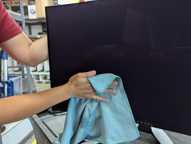 Sai lầm khi lau màn hình OLED nhiều người đang mắc phải - Ảnh 1.