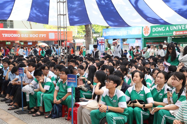  Nữ sinh nhận học bổng, nghẹn ngào 'chỉ mong đỡ đần mẹ' - Ảnh 2.