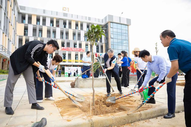 BIDV MetLife tham gia trồng 650 c&acirc;y xanh tại Đại học Quốc gia H&agrave; Nội - Ảnh 3.