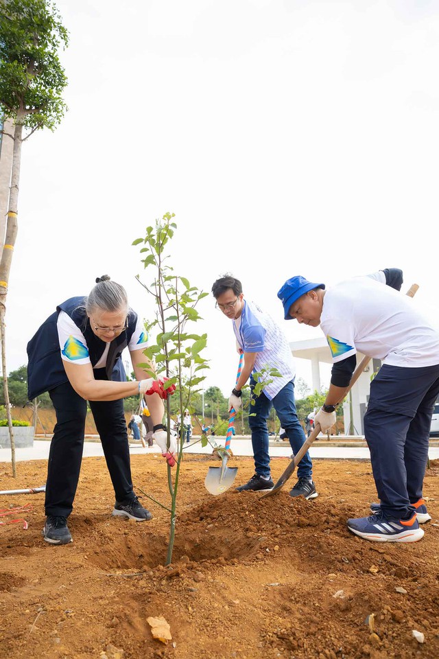 BIDV MetLife tham gia trồng 650 c&acirc;y xanh tại Đại học Quốc gia H&agrave; Nội - Ảnh 4.