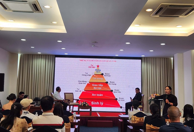 'Cha mẹ muốn con theo nghề m&igrave;nh nhưng về nh&agrave; l&agrave; n&oacute;i xấu đồng nghiệp'- Ảnh 3.