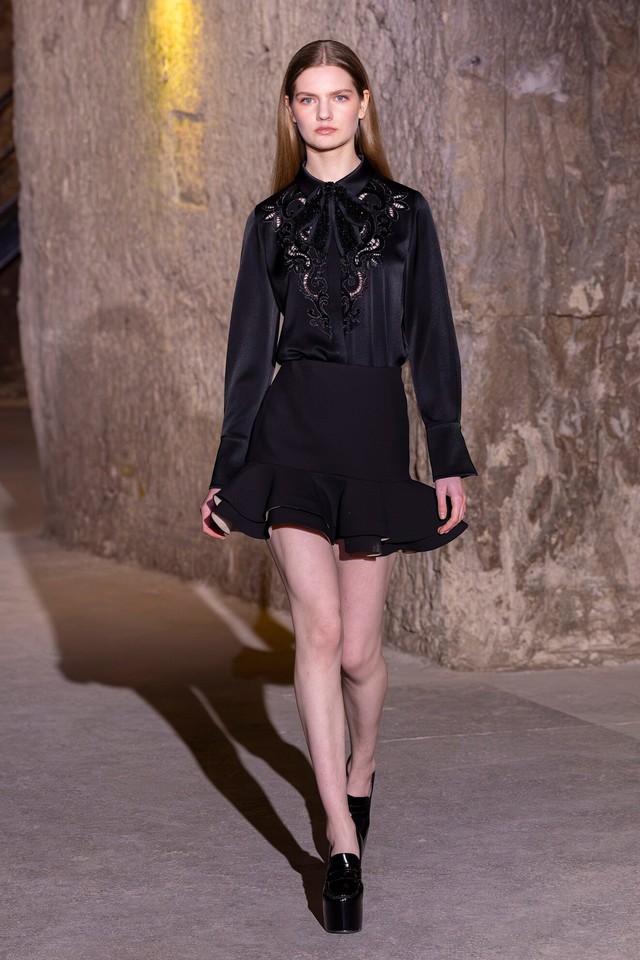 Mini skirt trở lại: Công thức phối giúp váy ngắn dễ mặc và nổi bật- Ảnh 1. Mini skirt trở lại: Công thức phối giúp váy ngắn dễ mặc và nổi bật- Ảnh 1.