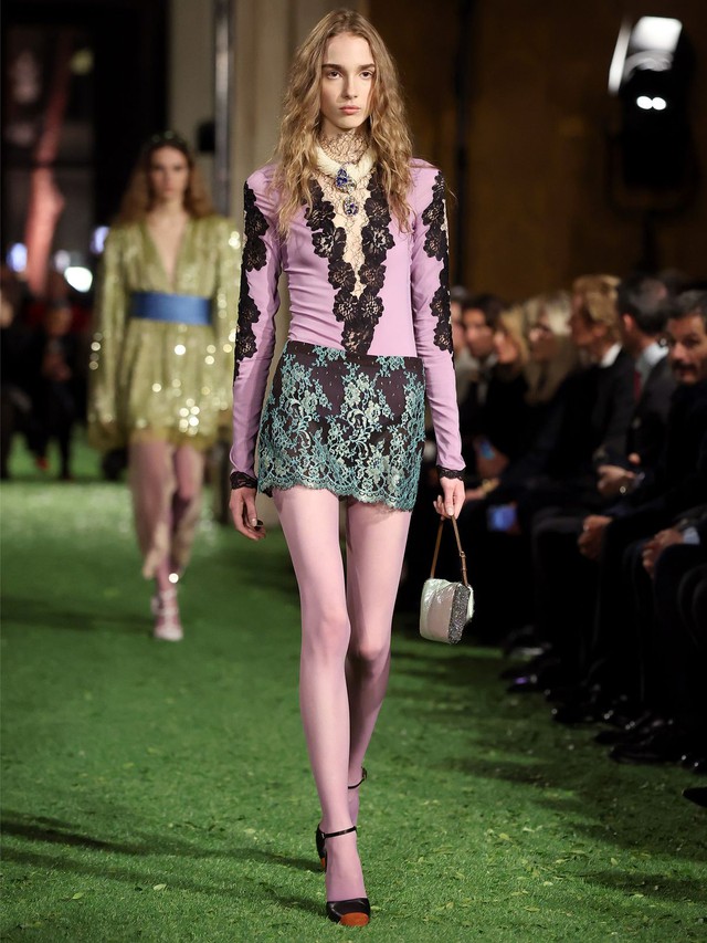 Mini skirt trở lại: Công thức phối giúp váy ngắn dễ mặc và nổi bật- Ảnh 2. Mini skirt trở lại: Công thức phối giúp váy ngắn dễ mặc và nổi bật- Ảnh 2.