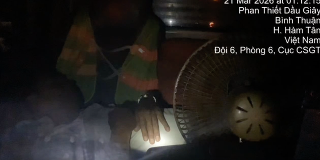 Đỗ xe ngủ tr&ecirc;n cao tốc, t&agrave;i xế bị CSGT gọi dậy lập bi&ecirc;n bản - Ảnh 1.