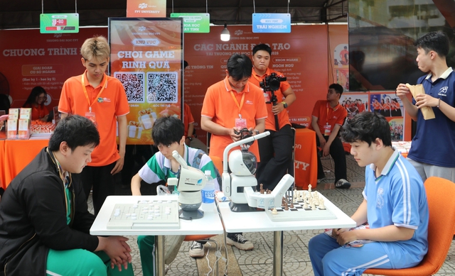 Thử th&aacute;ch đ&aacute;nh cờ c&ugrave;ng robot: Điểm nhấn c&ocirc;ng nghệ tại ng&agrave;y hội tư vấn m&ugrave;a thi - Ảnh 1.